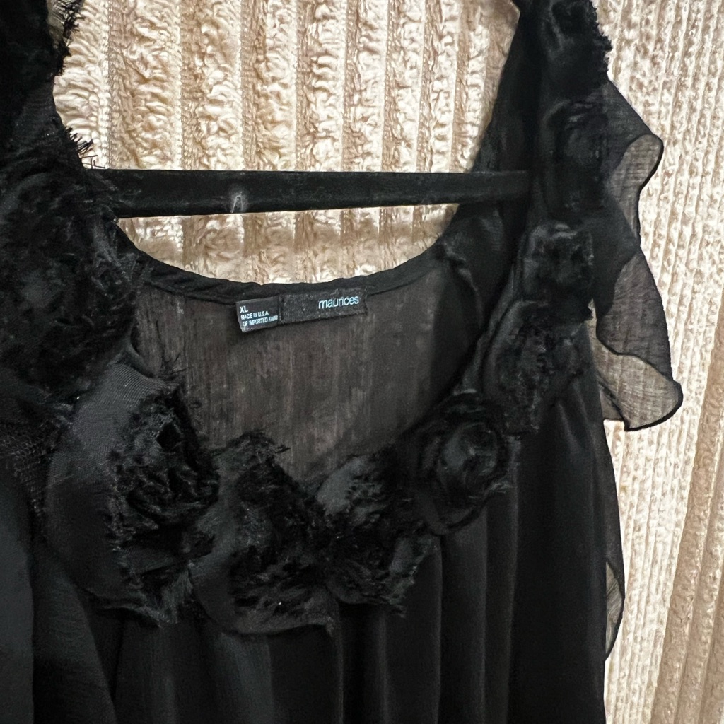 Lovely Women’s Dressy, Top With Rossets Around The Collar,Beautiful